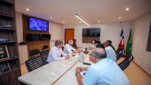 Prefeita de Lauro de Freitas trata obras de macrodrenagem no município em reunião com a Conder